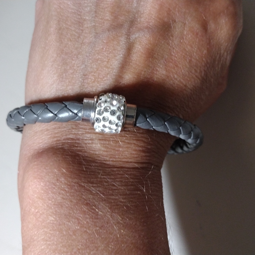 Megnetic pull faux diamond and leather bracelet.